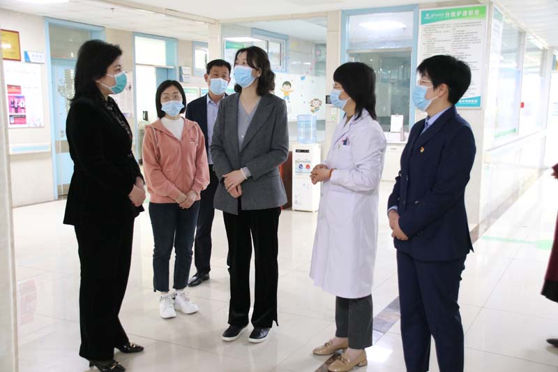 2023年3月31日，臨沂高新區(qū)黨工委委員魏克慧（右三）一行蒞臨兒童早期發(fā)展部看望慰問孤獨(dú)癥兒童家屬和醫(yī)護(hù)人員.jpg