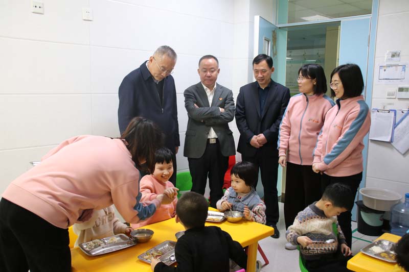 2023年4月6日，高新區(qū)管委會(huì)四級(jí)調(diào)研員尤偉生（左一）在高新區(qū)民政衛(wèi)生工作辦公室主任聶振興（左三)陪同下蒞臨兒童早期發(fā)展部看望指導(dǎo)工作.jpg