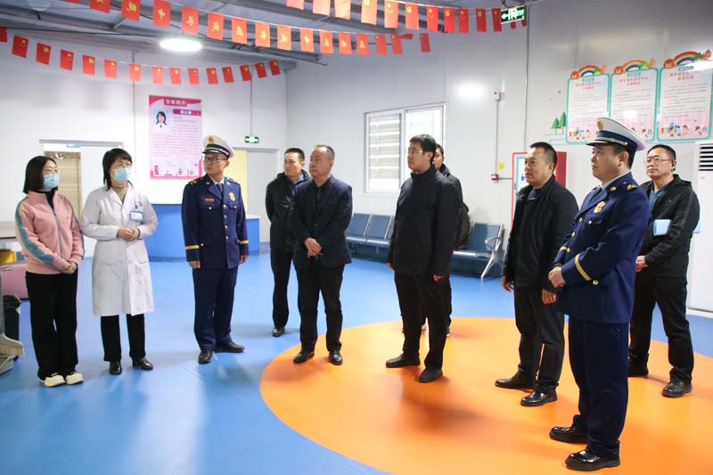2024年1月31日下午，臨沂高新區(qū)黨工委委員、管委會副主任馬騰飛（右四），應(yīng)急局黨組書記、局長吳蘭廣（左四），消防大隊政治教導(dǎo)員高以磊（左三）一行蒞臨兒童早期發(fā)展部指導(dǎo)工作.jpg