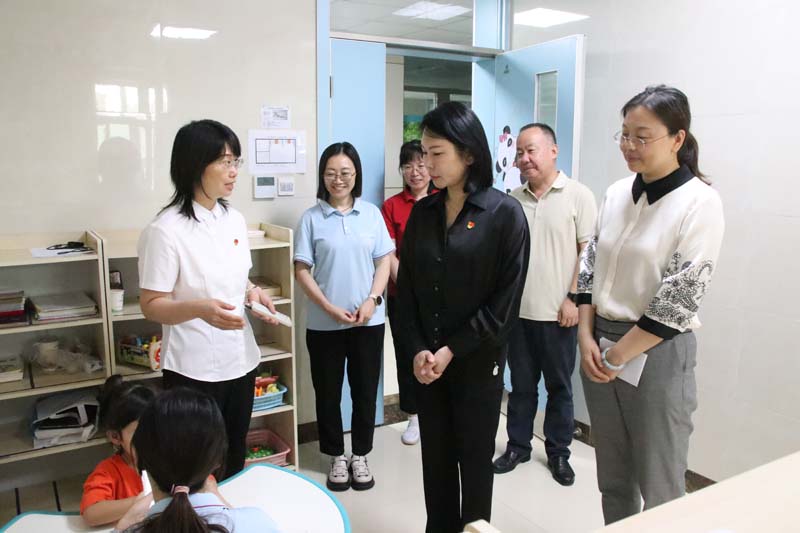 2024年6月26日，高新區(qū)黨工委副書記、管委會副主任劉春晨（前中）在院長丁育紅的陪同下蒞臨兒童早期發(fā)展部參觀指導(dǎo)工作.jpg